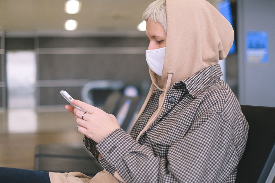 海外旅行での通信手段、2026年最新比較:海外ローミングとeSIM、どちらを選ぶべき?