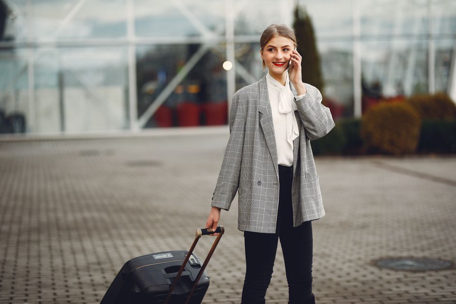 海外旅行の通信手段、どっちがお得?徹底比較!海外ローミング vs eSIM