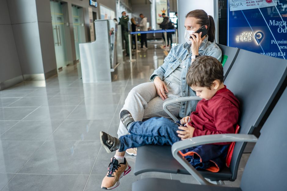海外旅行の通信手段、どっちがお得?eSIM vs. 海外ローミング徹底比較