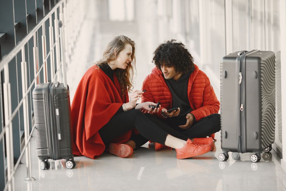 海外旅行の通信手段、どっちがお得?eSIM vs. 海外ローミング徹底比較