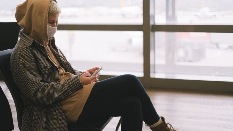 海外旅行での通信手段、2026年最新比較：海外ローミングとeSIM、どちらを選ぶべき？