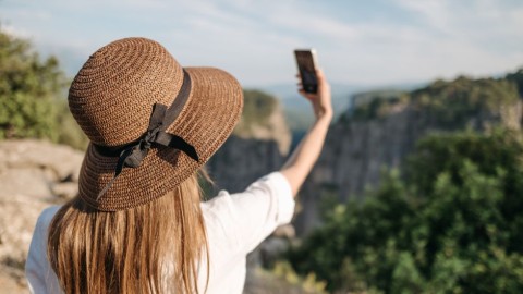 海外旅行の通信手段、どっちがお得？ローミングとeSIMを徹底比較